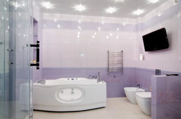 Lavendel wird oft verwendet, um ein Badezimmer zu entwerfen.