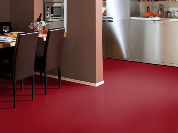 Pavimento color vino nella cucina-soggiorno
