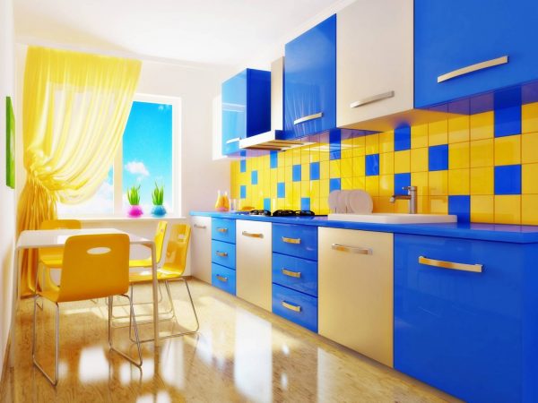 Кухиња у плавој и жутој боји