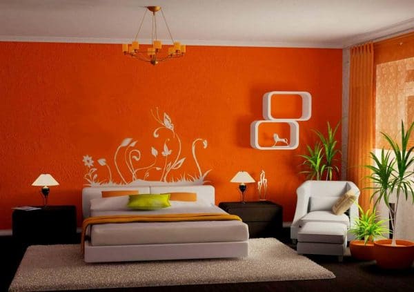 Oranžas tapetes guļamistabā