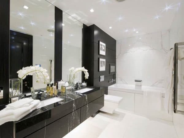 Kylpyhuone, jossa yhdistelmä mustaa ja valkoista
