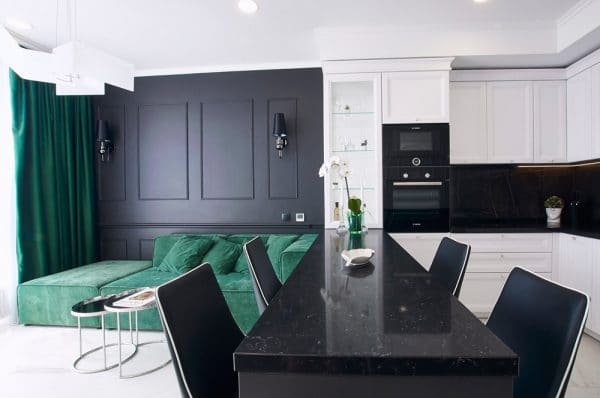 Кухињски студио у црно-белој и зеленој боји.