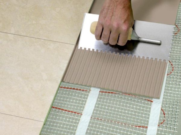 Za ugradnju toplog poda potrebni su posebni toplinski otporni spojevi