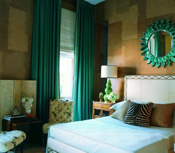 Cortinas esmeraldas en el interior del dormitorio.