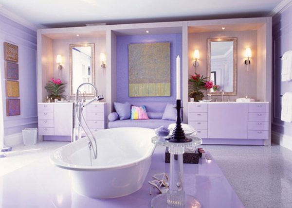 Lavendelfarbe im Innenraum des Badezimmers