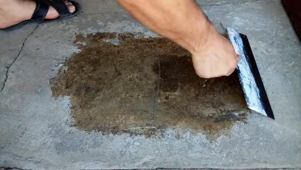 Applying homemade varnish on a concrete floor