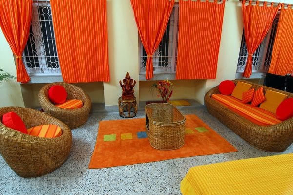 Orange Wände und Teppich