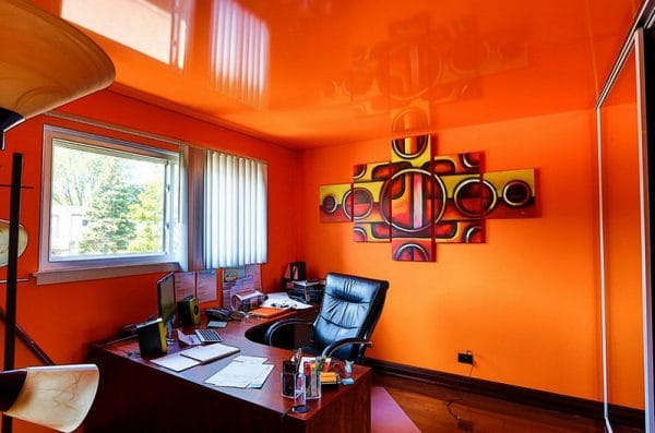 Pereți portocalii și tavan în birou