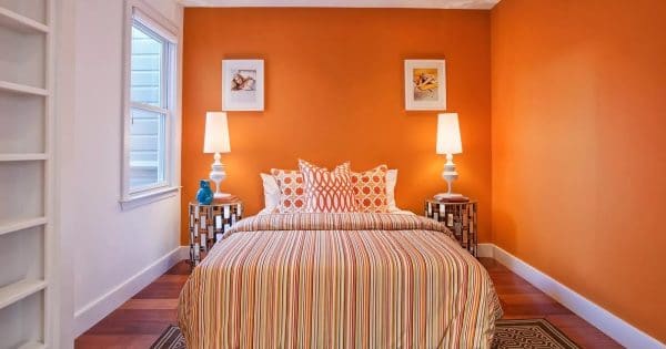 Πορτοκαλί τοίχοι στο υπνοδωμάτιο