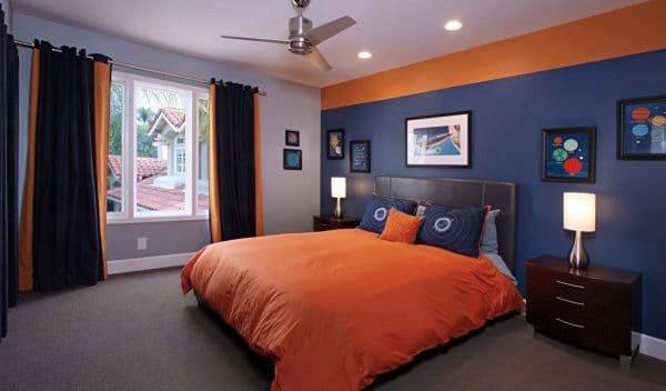 Oranžová a modrá v interiéri spálne