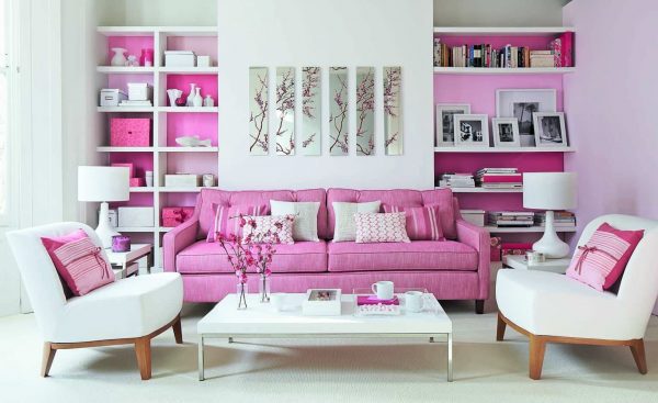 Vaaleanpunainen sohva olohuoneen sisustuksessa