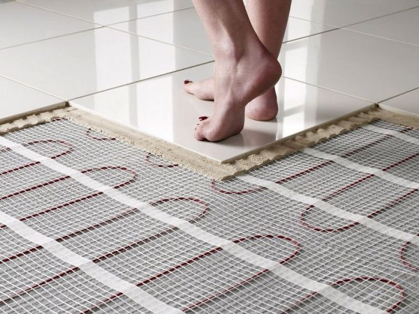 Das Gerät der Fußbodenheizung