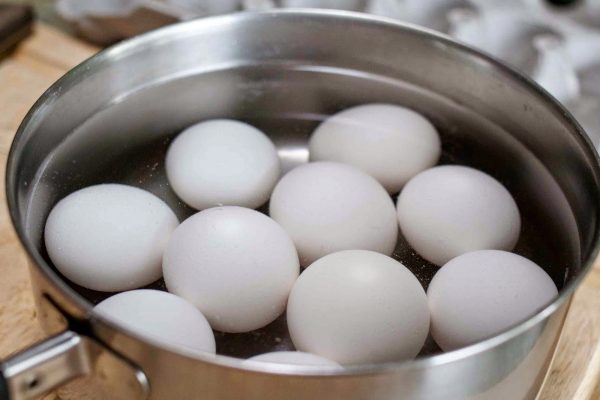 A színezéshez jobb fehér héjú tojásokat használni