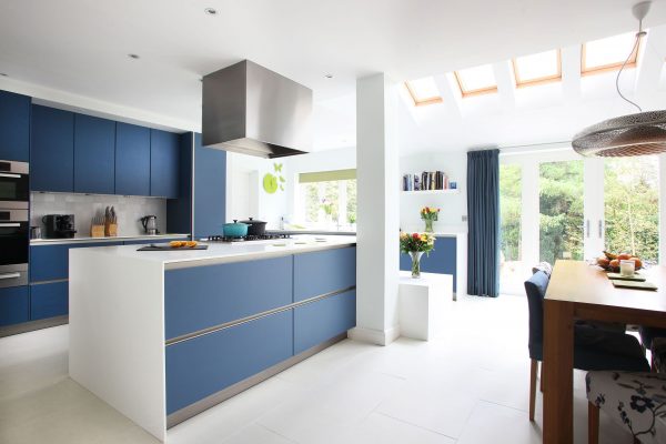 Witte en blauwe keuken