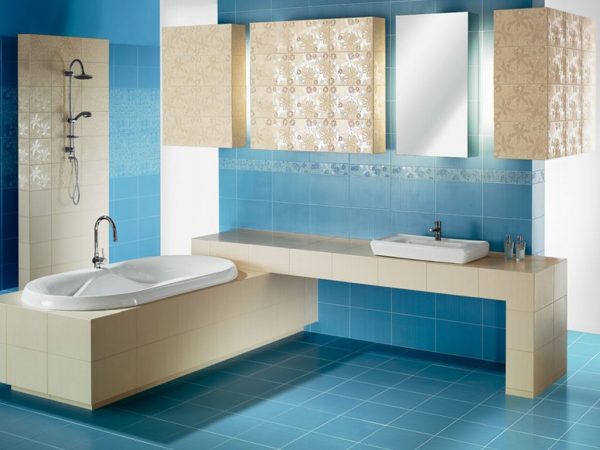 Beige och blå badrumsplattor