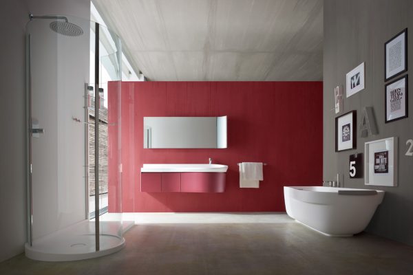 Rødt badeværelse i moderne stil