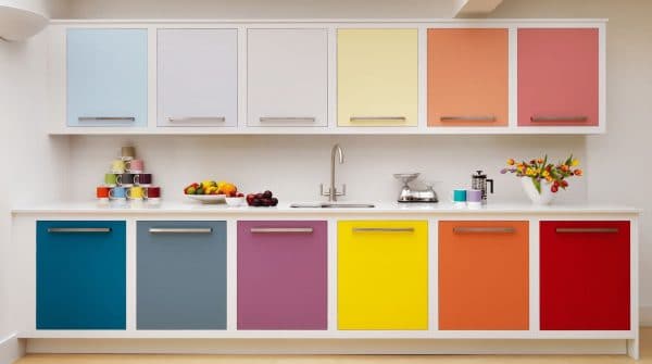 Virtuve ar krāsainām fasādēm