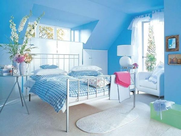 Decoración de dormitorio en tonos azules.