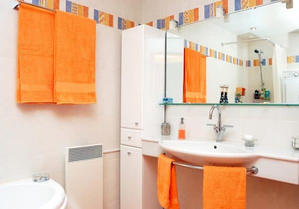 Orange accent i badrummet