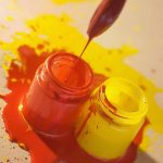 Blanding af rød og gul maling