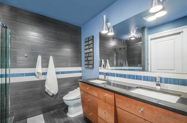 Grijsblauwe badkamer