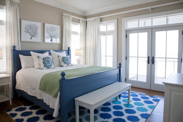 Sypialnia w kolorach niebieskim i beżowym.