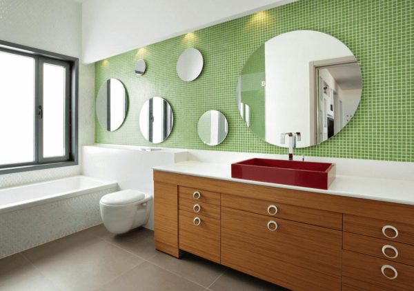 Vihreä mosaiikki kylpyhuoneessa