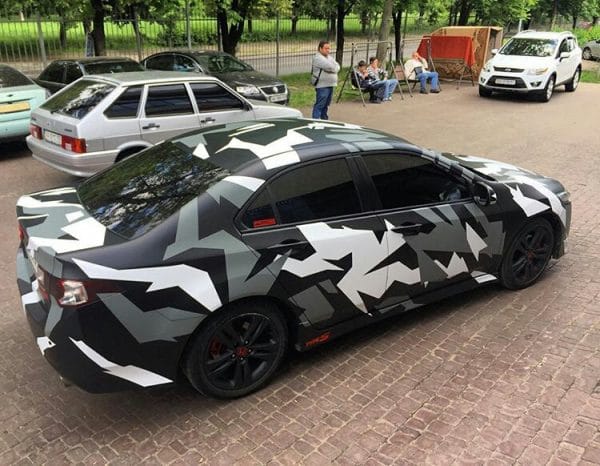 Geometric camouflage on a car