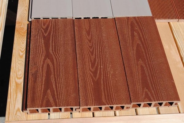 Material aus Holz-Kunststoff ähnelt in seinen Eigenschaften Naturholz