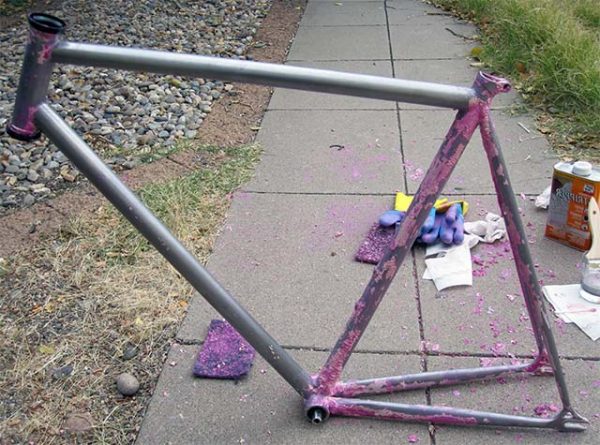 Reinigen Sie den Fahrradrahmen von Farbe
