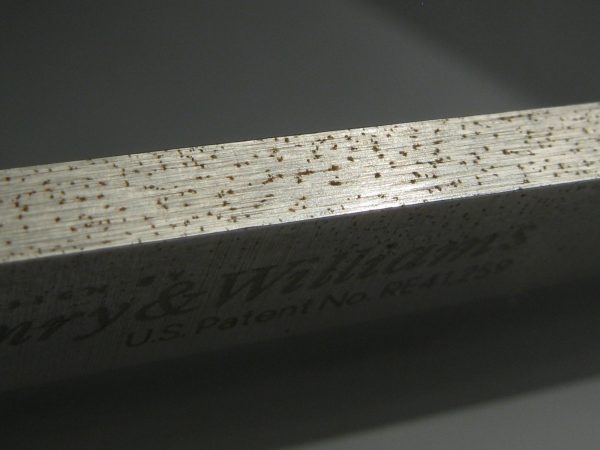 Defectos puntuales en la superficie del aluminio.