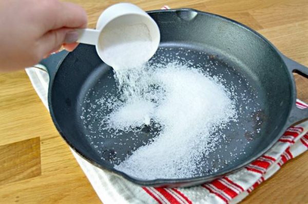 Limpiamos la sartén con sal