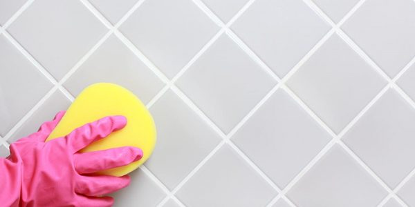 Limpieza de azulejos en el baño