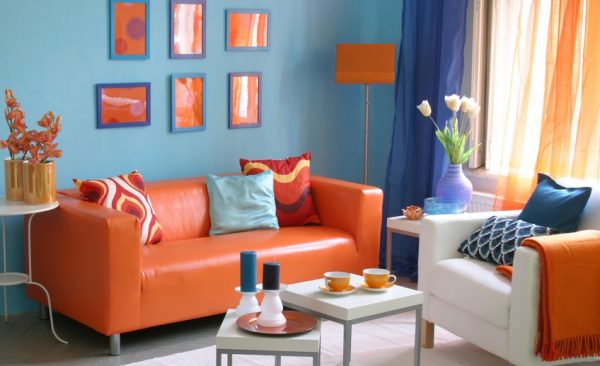 Blauw en oranje in het interieur