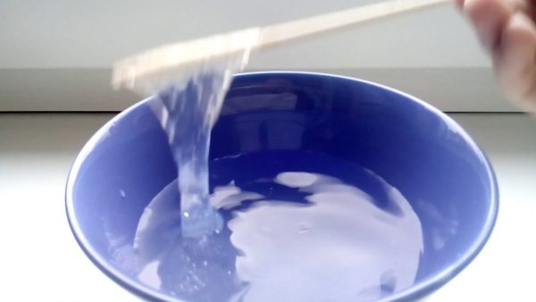 Preparando vaso de agua para el trabajo