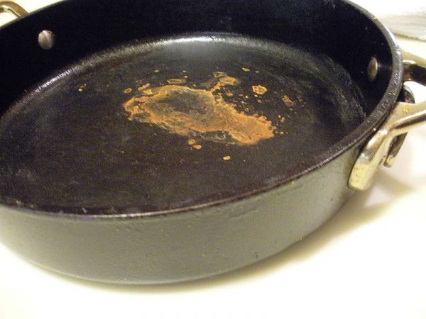 Het uiterlijk van roestvlekken in een pan