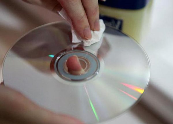 Eliminació d'un adhesiu d'un CD
