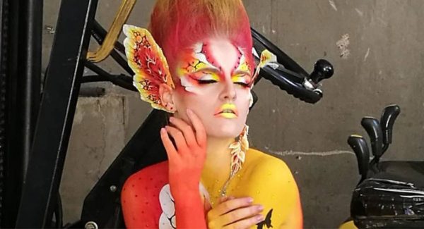 Body painting in rosso e giallo