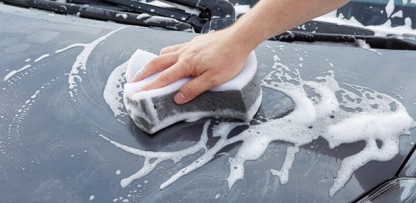 Verwenden Sie zum Reinigen des Autos spezielle Schwämme und Shampoos