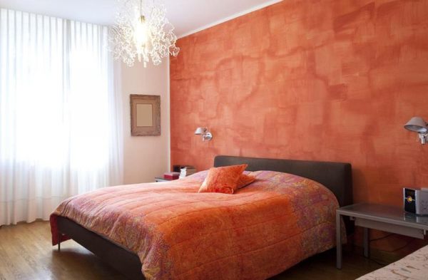 Slaapkamer gemaakt in oranje