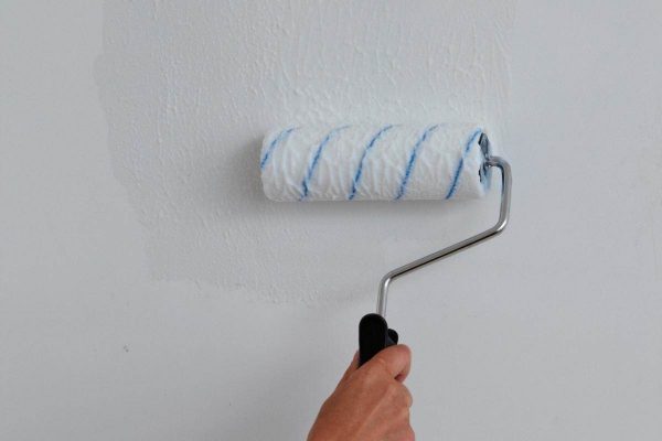 Glue application with a roller