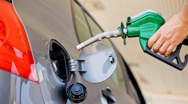 La gasolina va colpejar la pintura del cotxe en el subministrament de combustible