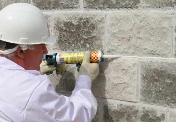 Sealant for sealing joints when laying blocks