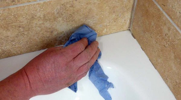 Removing traces of sealant from tiles