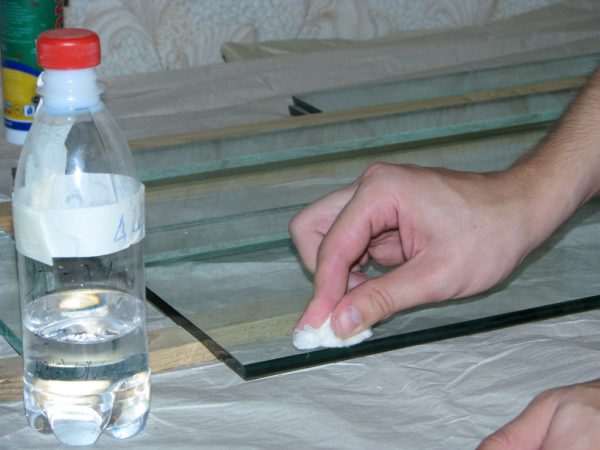 Ta bort spår av tätningsmedel från glaset