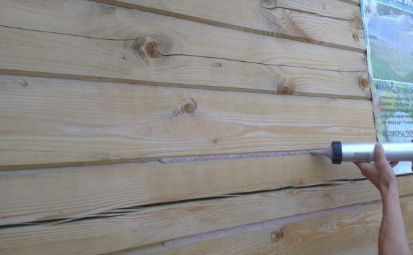 Sealing joints in a log house