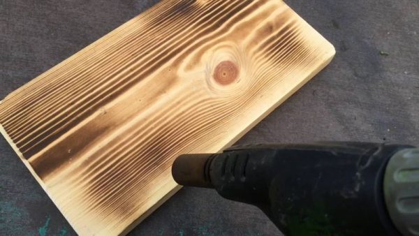 Fuego cepillando madera