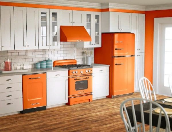 Orange Haushaltsgeräte im Innenraum der Küche