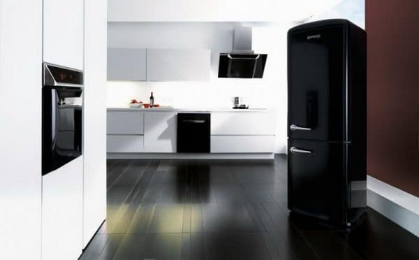 Црни кућански апарати у унутрашњости кухиње