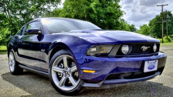 Paarse Ford Mustang HDR